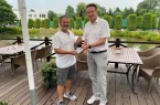 Ralf Weber (rechts, Geschäftsführer OWL Sport & Event GmbH& Co. KG) überreicht Greenkeeper Phil Thorn anlässlich dessen 30-jährigen Firmenjubiläums eine Flasche Bouvet Ladubay. (Foto© OWL Sport & Event/HalleWestfalen)