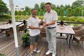 Ralf Weber (rechts, Geschäftsführer OWL Sport & Event GmbH& Co. KG) überreicht Greenkeeper Phil Thorn anlässlich dessen 30-jährigen Firmenjubiläums eine Flasche Bouvet Ladubay. (Foto© OWL Sport & Event/HalleWestfalen)