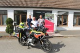 V. li.: Sergej Wiens (Geschäftsführer Ehlen-Bike), Dominik Welle (Motorradstaffel der Johanniter Lippe-Höxter) und Heinrich Domdai (Geschäftsführer Ehlen-Bike). Foto: Johanniter Lippe-Höxter