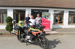 V. li.: Sergej Wiens (Geschäftsführer Ehlen-Bike), Dominik Welle (Motorradstaffel der Johanniter Lippe-Höxter) und Heinrich Domdai (Geschäftsführer Ehlen-Bike). Foto: Johanniter Lippe-Höxter