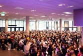 Um die 1000 Erstsemester vom Standort Bielefeld kamen zur offiziellen Erstsemesterbegrüßung in das Hauptgebäude der FH. (Foto: Patrick Pollmeier/FH Bielefeld)