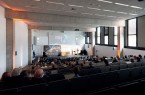Mehr als 300 nationale und internationale Gäste aus Wissenschaft, Wirtschaft, Politik sowie zahlreiche Hochschulmitglieder waren der Einladung des Präsidiums in das Audimax der FH Bielefeld gefolgt. (Foto: Patrick Pollmeier/FH Bielefeld)