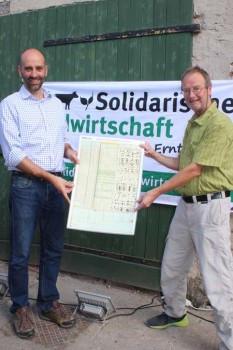 Stephan Culemann (rechts) überreicht Nils Roitsch, Vorstand der SoLaWi Ackervielfalt, die Tabelle (v. l.), Quelle: BUND Lippe.