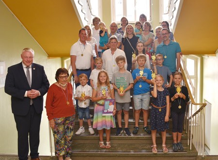 Zum Abschluss des Sommerleseclubs wurden die kreativsten Teilnehmerinnen und Teilnehmer mit einem „Lese-Oskar“ belohnt. Foto: Stadt Höxter  