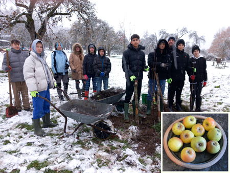 Quelle: Benjamin Tiedt. Heute drei Apfelbäume gepflanzt - für die Zukunft. Die Schülerinnen und Schüler des Projekts Streuobstwiese mit Leiter Benjamin Tiedt (3. von rechts).