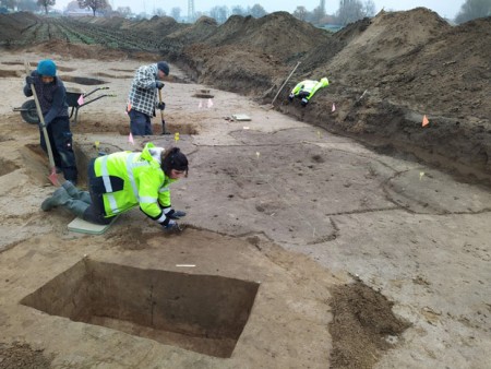 Das Grabungsteam legt einen einfachen Erdkeller des 12. Jahrhunderts frei. Foto: LWL/Spiong)