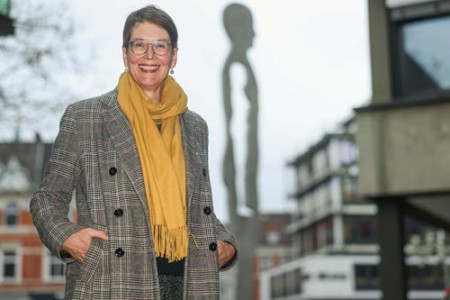Dr. Gabriele Klärs vom Fachbereich Gesundheit der FH Bielefeld wurde als Expertin für geschlechtergerechte Medizin hinzugezogen. Im Hintergrund steht symbolisch die Statue „Male/Female“. (S. Jonek/FH Bielefeld)