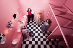 Modeabsolventin Julia Wartemann entwarf Bühnenbild und Kostüme für das fiktive Theaterstück „Auf der Damentoilette“. In der skurrilen Parallelwelt begegnen sich vier historische Frauen. (Jana Stein)