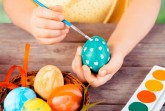 Zum anstehenden Osterfest steigt der Eierkonsum deutlich an. Ganze 238 Eier hat jeder Deutsche im Schnitt im Jahr 2021 verbraucht. Foto: AOK/hfr.