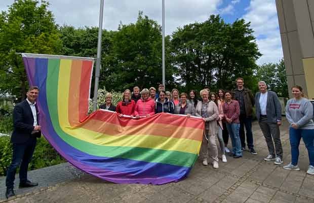 Flagge hissen am Tag gegen Homophobie Foto: Silvia Rose