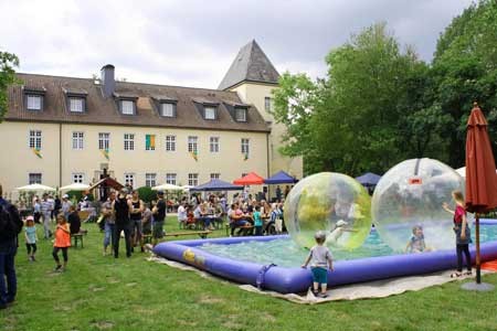 Am 18. Juni steigt wieder ein buntes Familienfest im Klinikpark von Schloss Haldem. Foto: LWL