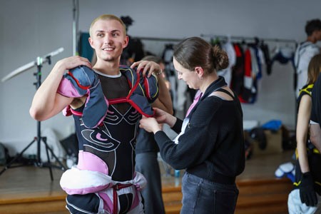 Für Tänzer Andrej Kran entwarf Mode-Studentin Isabel Niemann ein Kostüm, das Drag und Tanz miteinander kombiniert. (S. Jonek/HSBI)