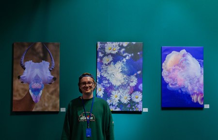 Niko Schröder 1: Niko Schröder hat seine Werke binnen weniger Monate an renommierten internationalen Orten ausgestellt. Auch im Louvre. Foto: Privat