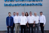 Lars Fillies von Carl Werthenbach präsentiert das Premier Partner-Zertifikat von Norgren (v. l. n. r.: Jona Mutschler (CW), Heiko Symanski (CW), Florian Toczylowski (Norgren), Lars Fillies (CW), Sabrina Rovcanin (CW), Thomas Schröder (Norgren), Thomas Schroer (CW), Dietmar Grün (Norgren)). © Norgren