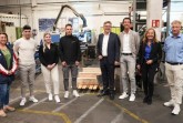 IHK-Spitze würdigt auf Ausbildungstour projekt w Systeme aus Stahl in Salzkotten: Nadine Wirt, Ausbildungsbeauftragte Industriekaufleute, Jendo Ali, Auszubildender Technische Systemplanung, Viktoria Globa, Auszubildende Industriekauffrau, Niklas Schütte, Koordinator Ausbildung, IHK-Präsident Jörn Wahl-Schwentker, Dirk Welschof, Geschäftsführer, IHK-Hauptgeschäftsführerin Petra Pigerl-Radtke und André Schrader, Leitung Personalentwicklung und Ausbildung (v. l.). Foto: IHK Ostwestfalen