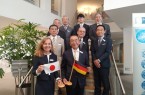 Repräsentieren mit der Flagge des jeweiligen anderen Landes in den Händen die deutsch-japanische Freundschaft: IHK-Hauptgeschäftsführerin Petra Pigerl-Radtke und Yasuto Motomura, Präsident der IHK in Kurume, mit den übrigen Mitgliedern der japanischen Delegation in der IHK in Bielefeld. © JW
