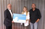 Karla Aßmann nimmt mit Dirk Aßmann (r.) für ASSMANN das CrefoZert von Armin Trojan (Creditreform) entgegen.