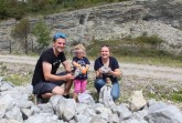 Fleißig suchte Nele mit Vater Matthias Rittershaus und Mutter Marie Rittershaus aus Steinhagen auf der ehemaligen Deponie in Halle-Künsebeck nach Fossilien. Fotoquelle: GEG