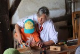 Die Mitarbeiter:innen des Freilichtmuseums zeigen auch den kleinen Museumsgästen, wie sie bei verschiedenen Gewerken mit anpacken können.