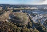 Der „Große Berg“ von oben: Wo bis 1999 Abfälle aus dem Kreis Gütersloh abgelagert wurden, hat sich die Natur längst ihren Platz zurückerobert. Aus der ehemaligen Deponie der GEG in Halle-Künsebeck ist jetzt ein naturnahes Ausflugsziel geworden.