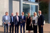 Bei der Vergabe in Düsseldorf: (v.l.) Prof. Dr. Jürgen Jasperneite, Leiter IOSB-INA, Dr. Christian Temath, Geschäftsführer des Projektes KI.NRW, Friedel Heuwinkel, Landrat a.D. und Leiter des FHM-Instituts für den Mittelstand (IfM), Aloys Buschkühl, Geschäftsführer Kreishandwerkerschaft Paderborn-Lippe, Wirtschafts- und Klimaschutzministerin Mona Neubaur, Prof. Dr. Anne Dreier, Rektorin der FHM, Prof. Dr. Volker Wittberg, Prorektor Forschung & Entwicklung der FHM.