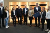 IHK-Spitze würdigt auf Ausbildungstour in Bielefeld das Engagement der MöllerGroup: Technischer Ausbilder Heinrich Neudorf, Personalreferentin Audung Eylem Aksu, IHK-Hauptgeschäftsführerin Petra Pigerl-Radtke, Möller Gesellschafter Dr. Peter von Möller, IHK-Präsident Jörn Wahl-Schwentker, Personalleiterin Julia Quest, CEO Dr. Gunther Schmidt, Personalreferentin Personalentwicklung und Ausbildung Jasmin Singendonk und die Industriekauffrau-Auszubildende Celine Waschke.
