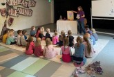 Katrin Eimler mit der „interessierten Kinderschar“ im Alter von 3-6 Jahren zu Beginn ihrer Erzählung.(Foto: Stadt Vlotho)