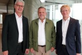 Schüco erwirbt 100.000 Quadratmeter Fläche der Gewerbepark Flugplatz Gütersloh GmbH: (v.l.n.r.) Albrecht Pförtner (Geschäftsführer der Gewerbepark Flugplatz Gütersloh GmbH), Andreas Engelhardt