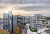Das neue Gebäude Schüco One (rechts) bildet mit den bestehenden Gebäuden das Bielefelder Headquarter. (Foto: Stefan Brückner; Nutzungsrechte: Schüco International KG)