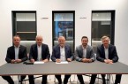 v.l.n.r.: Dr. Walter Stadlbauer (CTO/COO von Schüco), Edgar Stemeseder (Gesellschafter der Stemeseder-Gruppe), Andreas Engelhardt (CEO und persönlich haftender Gesellschafter von Schüco), Thomas Stemeseder (Geschäftsführer der Stemeseder GmbH) und Philipp Neuhaus (CFO von Schüco) unterzeichnen gemeinsam die Vertragsdokumente vor den Musterelementen „Perfect“ im Schüco Welcome Forum in Bielefeld. (Foto: Eva Becker, Nutzungsrechte: Schüco International KG)