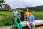 LGS-Chefin Claudia Koch und Höxters Bürgermeister Daniel Hartmann (vorne) freuen sich über das Hermannsdenkmal im Höxteraner Gartenschaupark. Gartenschau-Geschäftsführer Jan Sommer (hinten v. l.), der Verler Künstler Hans Kordes und Uwe Acker vom LightArt aus Detmold packten beim Aufstellen des 200 Kilo schweren und fünf Meter hohen Stahlkolosses mit an. Schon jetzt ist der Hermann am Weserstrand ein beliebtes Fotomotiv für die Besucher. Foto: LGS Höxter/Manuela Puls