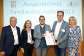 (v. l.) Oberbürgermeister Pit Clausen mit Petra Pigerl-Radtke (IHK), Patrick Piecha und Martin Knabenreich (beide Bielefeld Marketing) sowie Brigitte Meier (WEGE) bei der Verleihung der Urkunde „Ausgezeichnet Familienfreundlich 2023“ an die Bielefeld Marketing GmbH. Foto: IHK Ostwestfalen zu Bielefeld