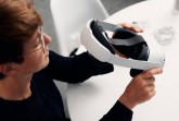 Auch virtuelle Realität ist Realität: Patricia Stolz mit einem VR-Betrachtungsgerät.