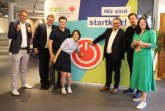 BUZ: Sind gespannt auf viele neue Ideen und Geschäftskonzepte (v.l.): Wolfgang Marquardt (OWL GmbH), Nico Clasing (Sparkassen in OstWestfalenLippe), Alexander Pöhler, Xiaojun Yang (beide assemblean), Björn Böker (OWL GmbH), Helge Martin (LiWAVE) und Anna-Lena Lütke-Börding (OWL GmbH). Foto: OstWestfalenLippe GmbH