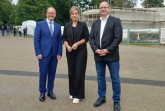 NRW-Ministerin Mona Neubaur (i.d.M) kam am 01.09 zu Besuch, um sich den Baufortschritt der „Erlebniswelt“ anzuscheuen. Foto: JW