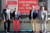 Cybermobbing und für Prävention: (von links) Franz-Gerd Brökel (Sparkasse Paderborn-Detmold-Höxter), Dr. A. Heinrike Heil (Stiftung „Für Lippe“), Sven Limberg (Lippischen Landesbrandversicherung) und Jochen Ehrhardt (Detmolder Sommertheater). Foto: Karen Hansmeier | Detmolder Sommertheater