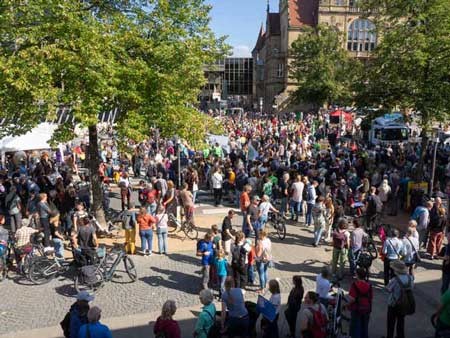 Ungefähr 2500 Menschen waren in Bielefeld bei dem Protestzug dabei, in ganz Deutschland waren es laut den Angaben von FFF 250 000. © Jürgen Riedel