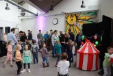 Auf der Tanzfläche bei der Weberei Kinderdisco können sich die Kleinen nach Lust und Laune verausgaben. Foto: Die Weberei