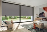 Bei starker Sonnenstrahlung ist der Wunsch nach Verschattung groß. Der Sonnenschutz Schüco AB ZDS vor ASE/AS bietet für die individuelle Gestaltung des Lichteinfalls unterschiedlich wählbare Transparenzen. Foto: Schüco International KG