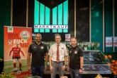Bildzeile: Der Marktkauf Gütersloh ist neuer Partner des FSV Gütersloh: Marktleiter Mario Dreier (mitte) freut sich gemeinsam mit Tobias Neumann (rechts) und Chris Punnakkattu Daniel (links) auf die Zusammenarbeit.