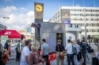 Beim tu:bie handelt es sich um einen rund fünfeinhalb Meter langen und knapp zweieinhalb Meter breiten, mobilen Event- und Erlebnisraum, der bei vielen Gelegenheiten in der Bielefelder City eingesetzt werden soll.