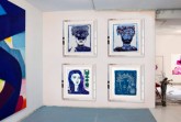 Bildmontage 01: Spannungsbogen: In der aktuellen Schauraum-Ausstellung korrespondieren abstrakte Malereien und Tuschezeichnungen von Aatifi mit figurativen Unikat-Drucken aus der Reihe Small Mysteries. Fotomontage: Atelier Aatifi