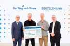 Univ.-Prof. Dr. Eckard Hamelmann, Direktor der Universitätsklinik für Kinder- und Jugendmedizin Bethel, Thomas Rabe, Vorstandsvorsitzender von Bertelsmann, Dr. Peter Schürmann, Oberarzt des ambulanten Palliativteams „Der Weg nach Hause“ und Dr. Rainer Norden, stellvertretender Vorstandsvorsitzender der v. Bodelschwinghschen Stiftungen Bethel. (© Bertelsmann)