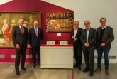 Waren von den Gründungsdokumenten für die Sparkasse Detmold und die Lippische Landesbrandversicherung beeindruckt: (v.l.): Dirk Dankelmann (Vorstand Lippische Landesbrandversicherung), Arnd Paas (Vorsitzender des Vorstands der Sparkasse Paderborn-Detmold-Höxter), Verbandsvorsteher Jörg Düning-Gast, Dr. Joachim Eberhardt (Direktor des Lippischen Landesbibliothek, Leihgeber der Gründungsdokumente) und Dr. Michael Zelle (Direktor des Lippischen Landesmuseums). Foto: LVL