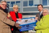 Hans Jürgen Wessels (li.) und Sigrid Beer (re.) übergeben einen Wäschekorb voller Unterschriftenlisten an Kreisdezernentin Annette Mühlenhoff und Christopher Schüngel vom Büro des Kreistages. (Foto: Marion Wessels)