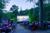 Am Fuße des Hermannsdenkmals blicken Kinofans gespannt auf die Leinwand. (Foto: Landesverband Lippe)