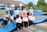 Kleiner Junge: Tom Benne Untere Reihe: Marcella Reimann (Bauamt Bielefeld), Dr. Udo Witthaus (Dezernent für Schule/Bürger/Kultur/Sport), Heike Niermann (Bundesanstalt für Immobilienaufgaben) Mittlere Reihe: Dr. Kerstin Große-Wöhrmann (Koordinatorin Sommerprogramm), Björn Wehmeier (Bauamt Bielefeld), Johanna Trockels (Kulturamt Bielefeld), Heinrich Voss (Nachbarschaft Rochdale) Hintere Reihe: Sebastian Bunzel (Sportamt Bielefeld), Emre Atsür (TSVE Bielefeld)
