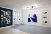 Ausstellungsimpression 25 Jahre - 25 Werke, Teil I, im Schauraum Atelier Aatifi: Malerei aus 2002 (l.) und 2015, Radierung aus 2010 (r.). Foto: Atelier Aatifi