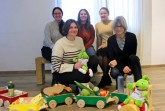 BU: Die Teilnehmerinnen und Teilnehmer hatten viel Spaß und gute Erkenntnisse bei der JolinchenKids-Schulung: (Reihe vorne von links) Natalie Blüthgen (Leiterin der Bielefelder KiTa Dalbkerspatzen) und Sabine Bartnik (Präventionsspezialistin für Ernährung der AOK NordWest). (Reihe hinten von links) Emily Schütz, Johanna Albert und Ellen Minderlen (Erzieherinnen der KiTa Dalbkerspatzen). Foto: AOK/hfr.