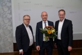 Geregelter Wechsel: In 2026 wird Pastor Ulrich Pohl (l.) den Vorsitz im Bethel-Vorstand an Pastor Dr. Bartolt Haase übergeben. Jörg-Uwe Goldbeck (r.), Vorsitzender des Verwaltungsrats Bethels, gratuliert zur Wahl. Fotos: Christian Weische, Stiftung Bethel